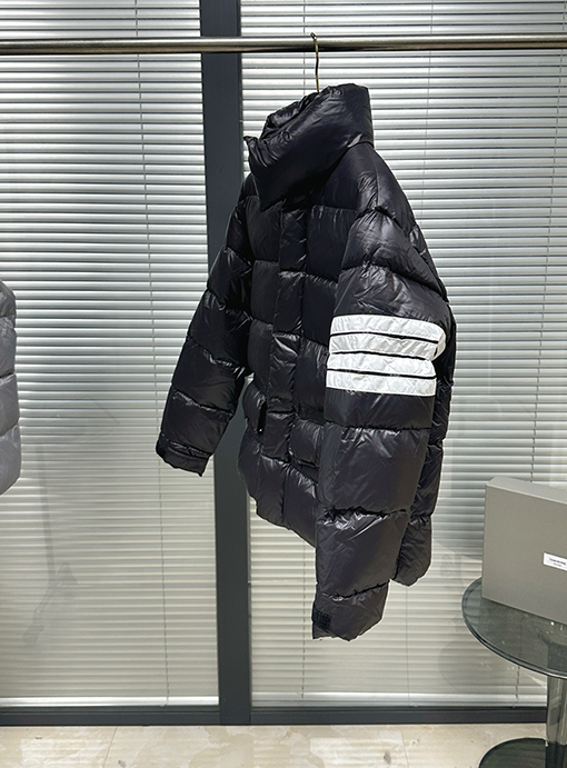 トムブラウン 4本ストライプのダウンジャケット