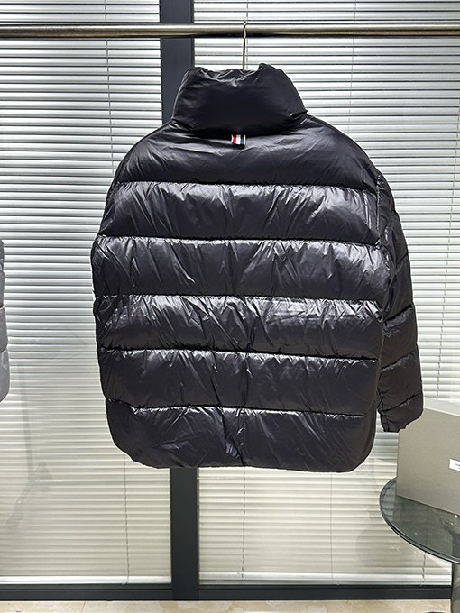 トムブラウン 4本ストライプのダウンジャケット