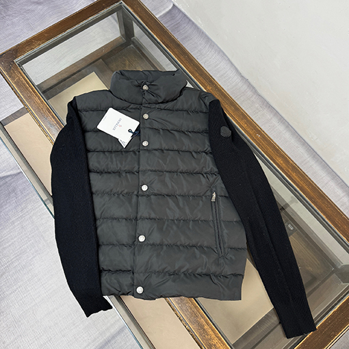 モンクレールコピー 新しいウールスリーブとスタンドカラーのダウンジャケット