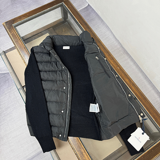 モンクレールコピー 新しいウールスリーブとスタンドカラーのダウンジャケット