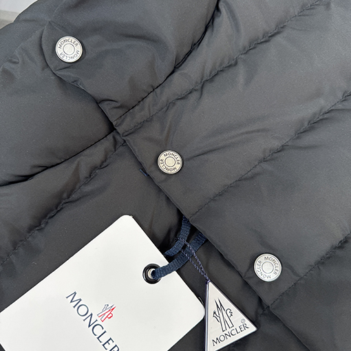モンクレールコピー 新しいウールスリーブとスタンドカラーのダウンジャケット