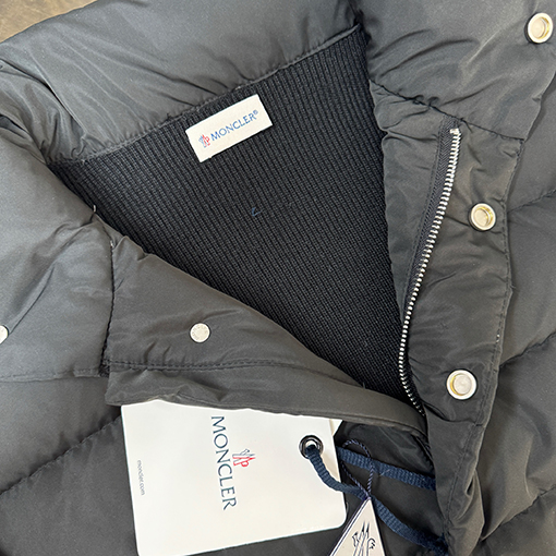 モンクレールコピー 新しいウールスリーブとスタンドカラーのダウンジャケット