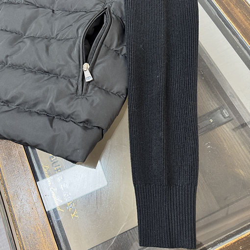 モンクレールコピー 新しいウールスリーブとスタンドカラーのダウンジャケット