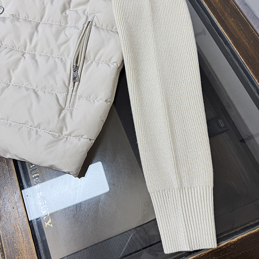 モンクレールコピー 新しいウールスリーブとスタンドカラーのダウンジャケット