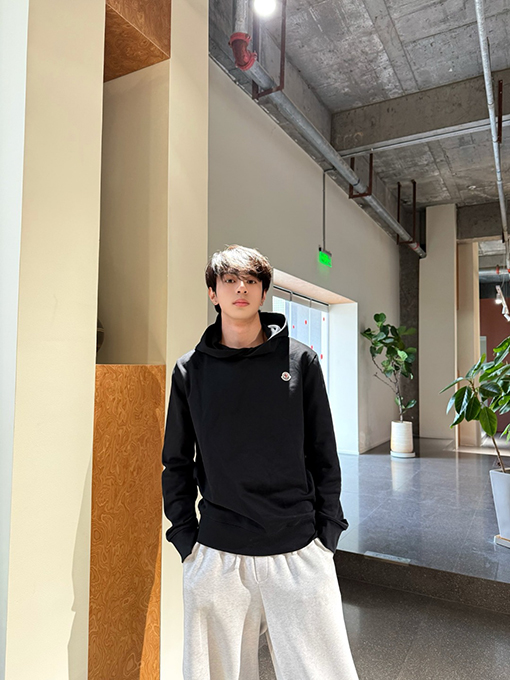 モンクレール 無地ロゴパッチパーカー