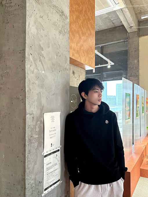 モンクレール 無地ロゴパッチパーカー