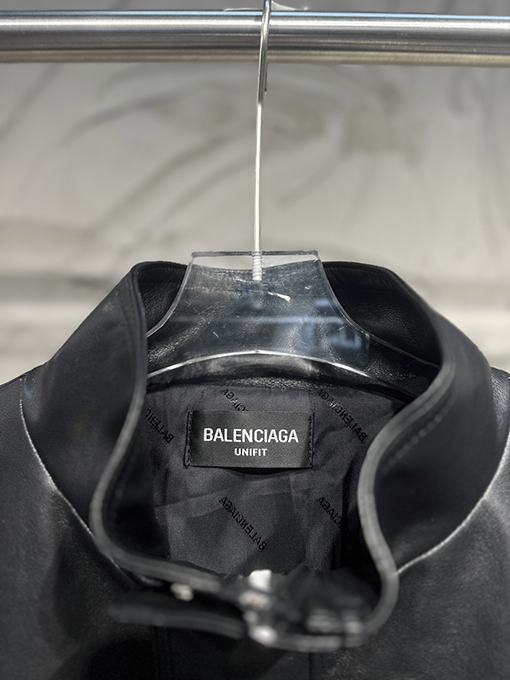 バレンシアガスーパーコピー レター刺繍スタンドカラーフライトレザージャケット