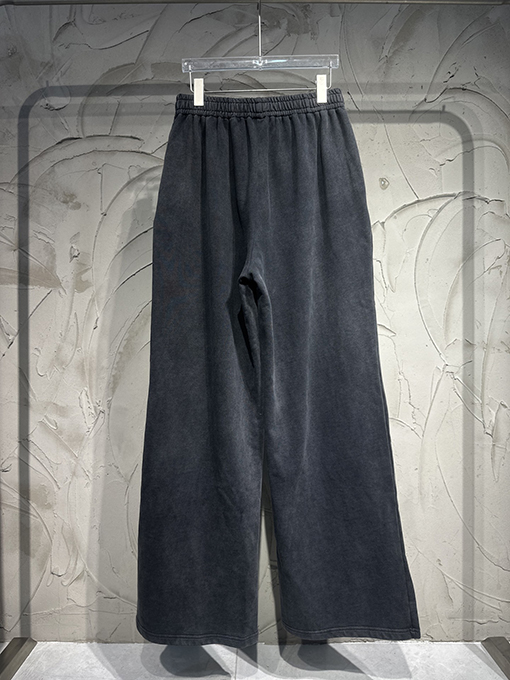 バレンシアガ Balenciaga 限定の馬年刺繍トラックパンツ