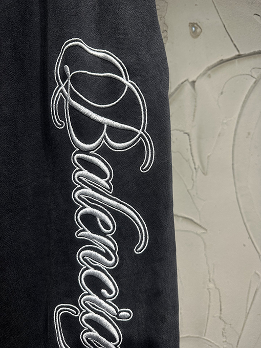 バレンシアガ Balenciaga 限定の馬年刺繍トラックパンツ