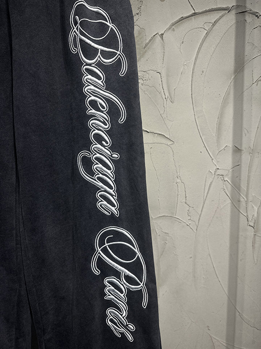 バレンシアガ Balenciaga 限定の馬年刺繍トラックパンツ