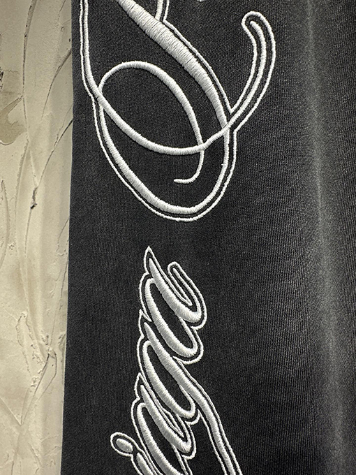 バレンシアガ Balenciaga 限定の馬年刺繍トラックパンツ