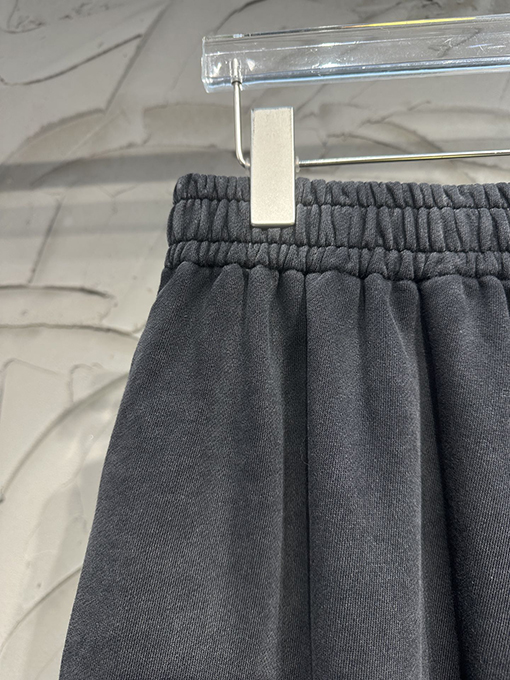 バレンシアガ Balenciaga 限定の馬年刺繍トラックパンツ