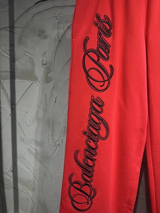 バレンシアガ Balenciaga 限定の馬年刺繍トラックパンツ