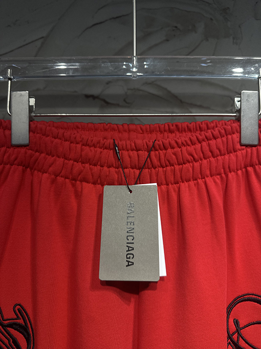 バレンシアガ Balenciaga 限定の馬年刺繍トラックパンツ