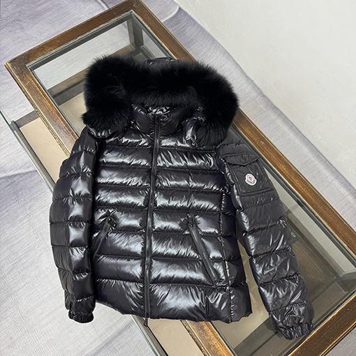 モンクレール レディースフォックスファーの襟が付いたクラシックなセレブスタイルのショートダウンジャケット