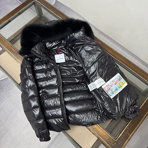 モンクレール レディースフォックスファーの襟が付いたクラシックなセレブスタイルのショートダウンジャケット