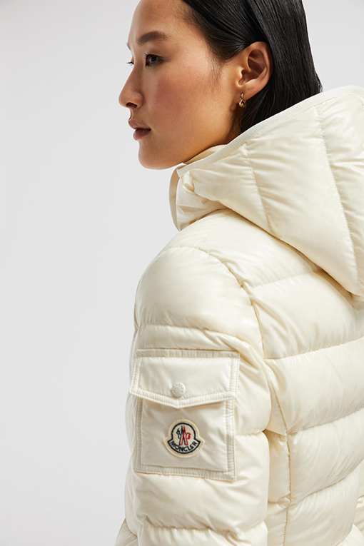 モンクレール Barante スリムウエストのレディースショートダウンジャケット