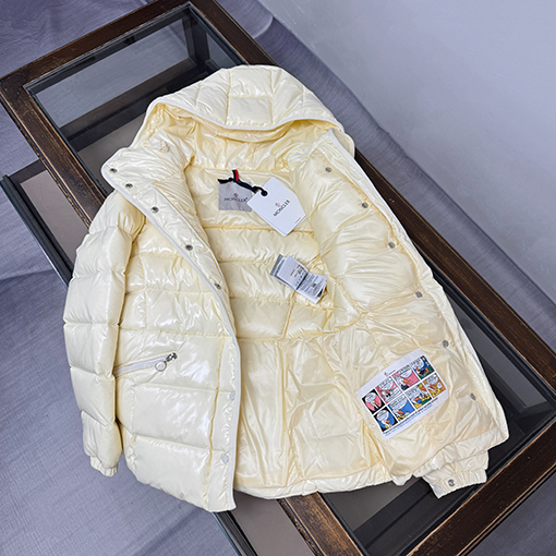 モンクレール Barante スリムウエストのレディースショートダウンジャケット