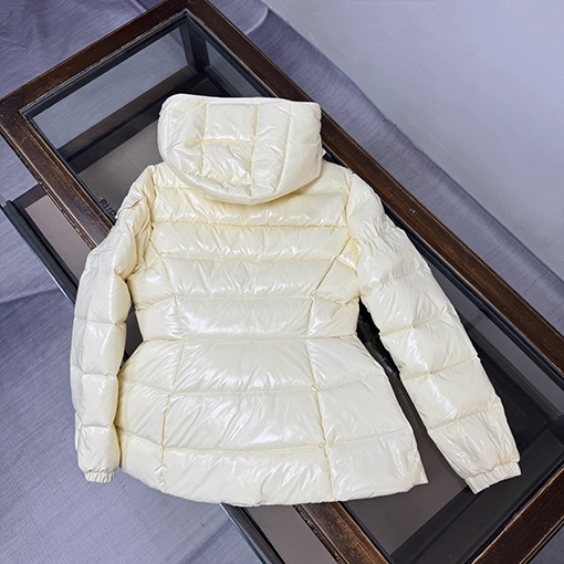 モンクレール Barante スリムウエストのレディースショートダウンジャケット