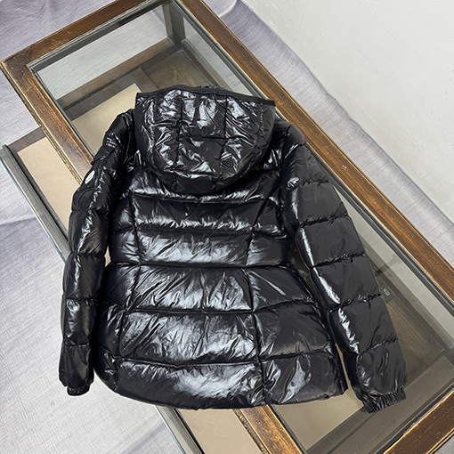 モンクレール Barante スリムウエストのレディースショートダウンジャケット