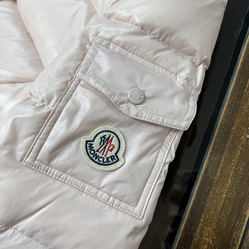 モンクレール Barante スリムウエストのレディースショートダウンジャケット