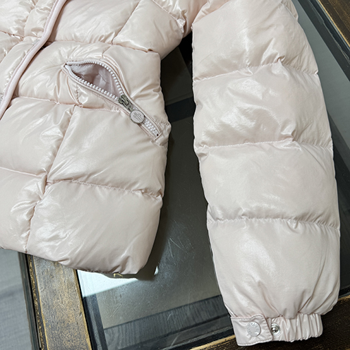 モンクレール Barante スリムウエストのレディースショートダウンジャケット