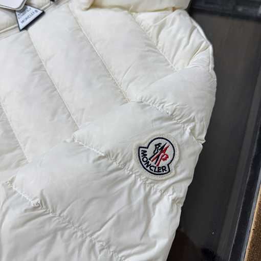 モンクレール Lans レディーススタンドカラー軽量ショートダウンジャケットシリーズ