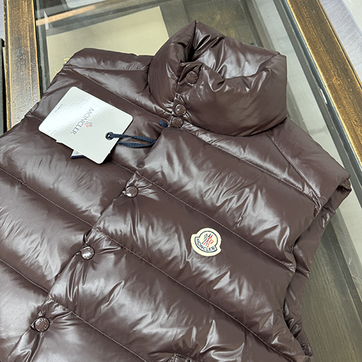 モンクレールコピー Tib スタンドカラーデザインのクラシックなダウンベスト