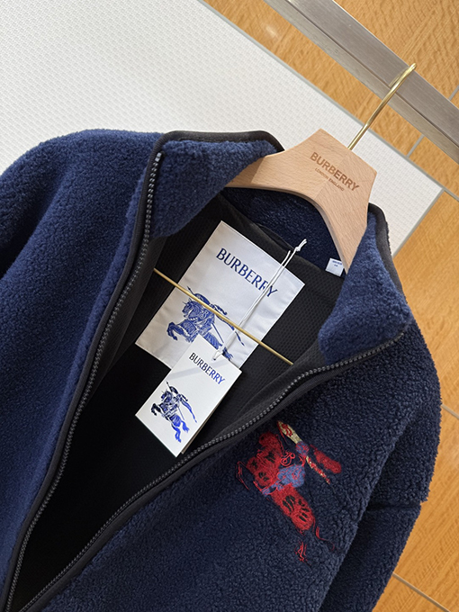 バーバリー 乗馬刺繍入りジップアップスタンドカラージャケット