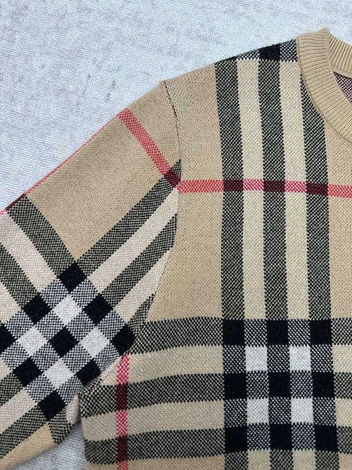 バーバリー 新しいストライプニットウェア