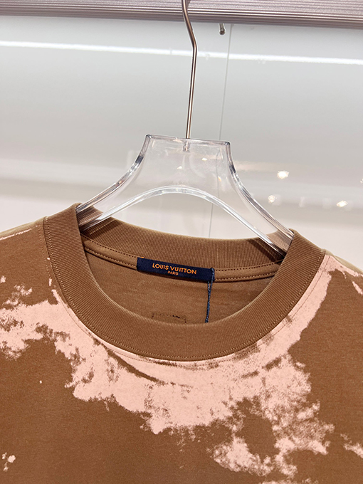 ルイヴィトン グラデーションカラーオーバープリントのイリュージョンプリントレターロゴクルーネック半袖Tシャツ