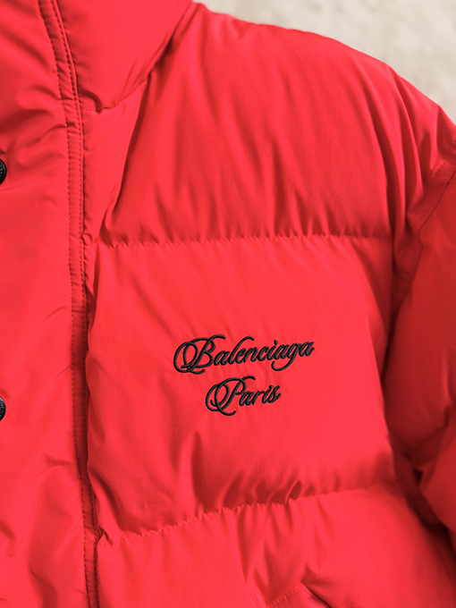 バレンシアガ Balenciaga 馬年限定刺繍ダウンジャケット