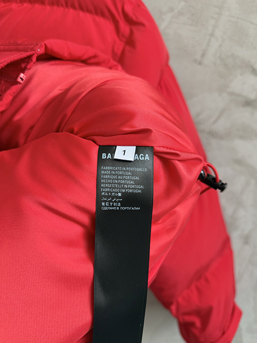 バレンシアガ Balenciaga 馬年限定刺繍ダウンジャケット