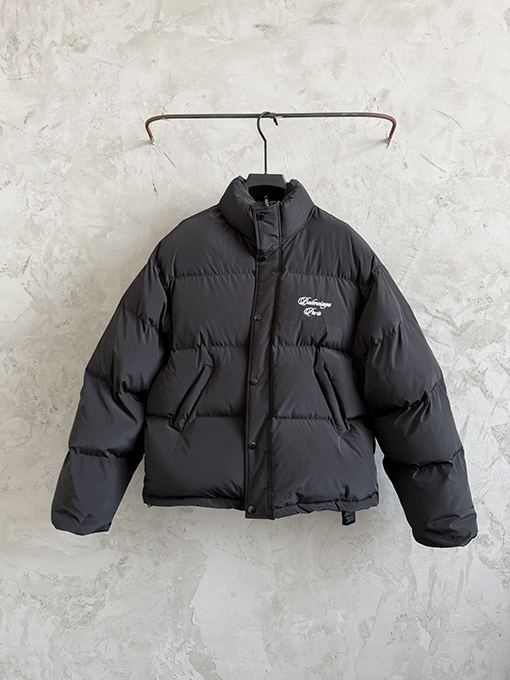 バレンシアガ Balenciaga 馬年限定刺繍ダウンジャケット