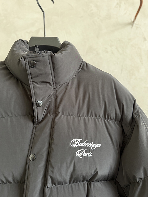 バレンシアガ Balenciaga 馬年限定刺繍ダウンジャケット