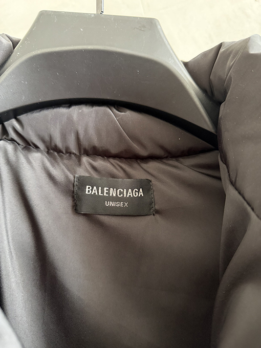 バレンシアガ Balenciaga 馬年限定刺繍ダウンジャケット