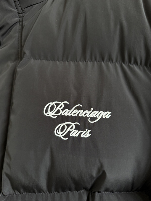 バレンシアガ Balenciaga 馬年限定刺繍ダウンジャケット