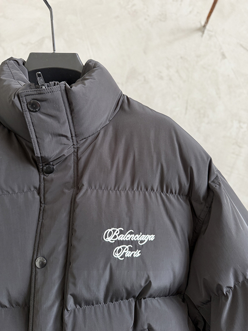 バレンシアガ Balenciaga 馬年限定刺繍ダウンジャケット