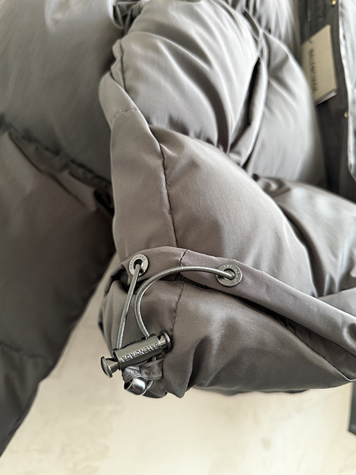 バレンシアガ Balenciaga 馬年限定刺繍ダウンジャケット