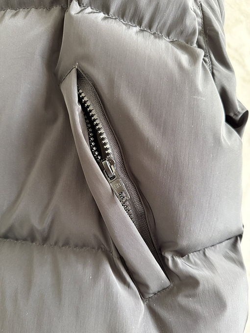 バレンシアガ Balenciaga 馬年限定刺繍ダウンジャケット