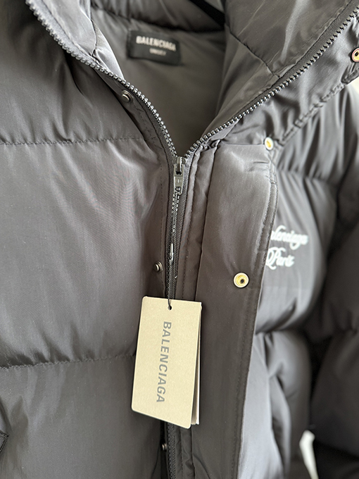バレンシアガ Balenciaga 馬年限定刺繍ダウンジャケット