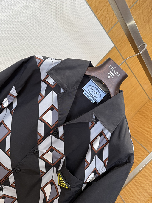 プラダスーパーコピー パッチワークプリントフェイクツーピースシャツ