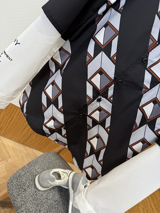 プラダスーパーコピー パッチワークプリントフェイクツーピースシャツ