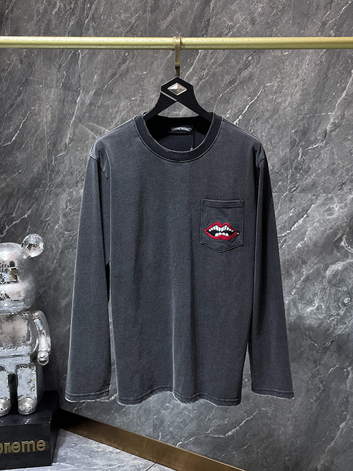 クロムハーツ ダークなサンスクリットのアップリケ刺繍と赤いリップがあしらわれたクラシックな馬蹄形の長袖シャツ