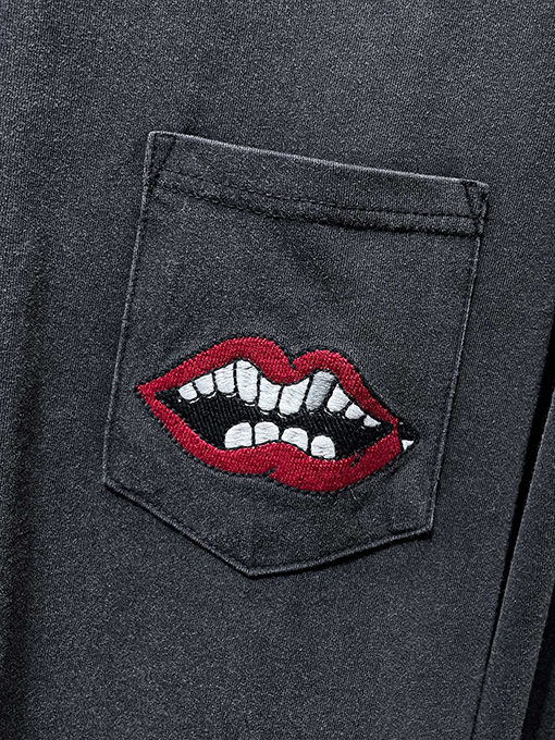 クロムハーツ ダークなサンスクリットのアップリケ刺繍と赤いリップがあしらわれたクラシックな馬蹄形の長袖シャツ