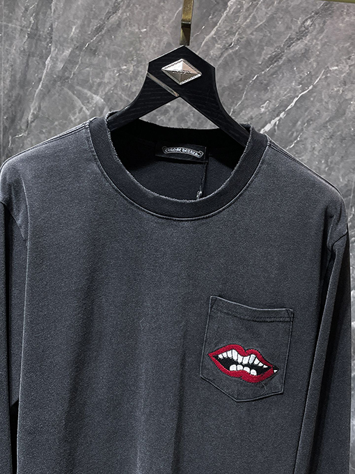 クロムハーツ ダークなサンスクリットのアップリケ刺繍と赤いリップがあしらわれたクラシックな馬蹄形の長袖シャツ