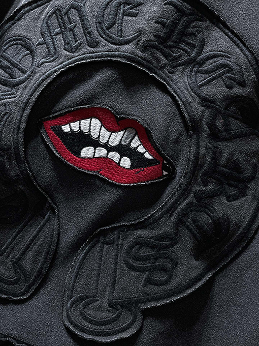 クロムハーツ ダークなサンスクリットのアップリケ刺繍と赤いリップがあしらわれたクラシックな馬蹄形の長袖シャツ