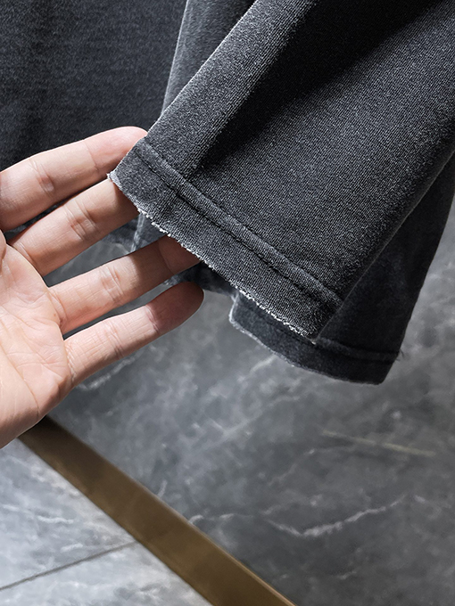 クロムハーツ ダークなサンスクリットのアップリケ刺繍と赤いリップがあしらわれたクラシックな馬蹄形の長袖シャツ