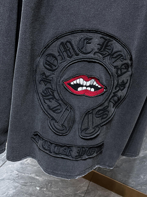 クロムハーツ ダークなサンスクリットのアップリケ刺繍と赤いリップがあしらわれたクラシックな馬蹄形の長袖シャツ