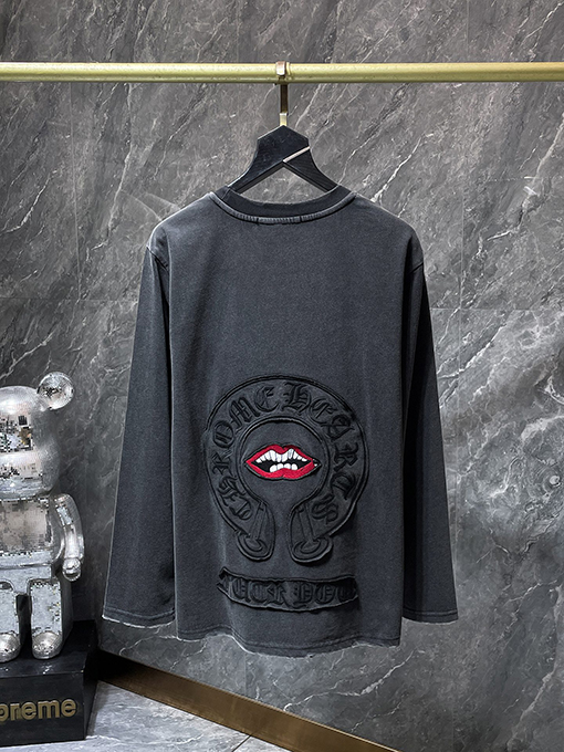 クロムハーツ ダークなサンスクリットのアップリケ刺繍と赤いリップがあしらわれたクラシックな馬蹄形の長袖シャツ